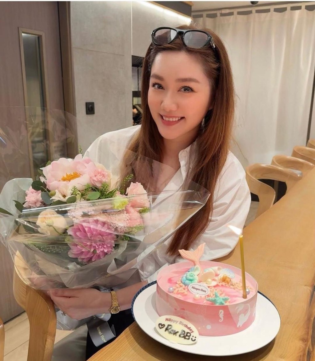 壽星女收花。