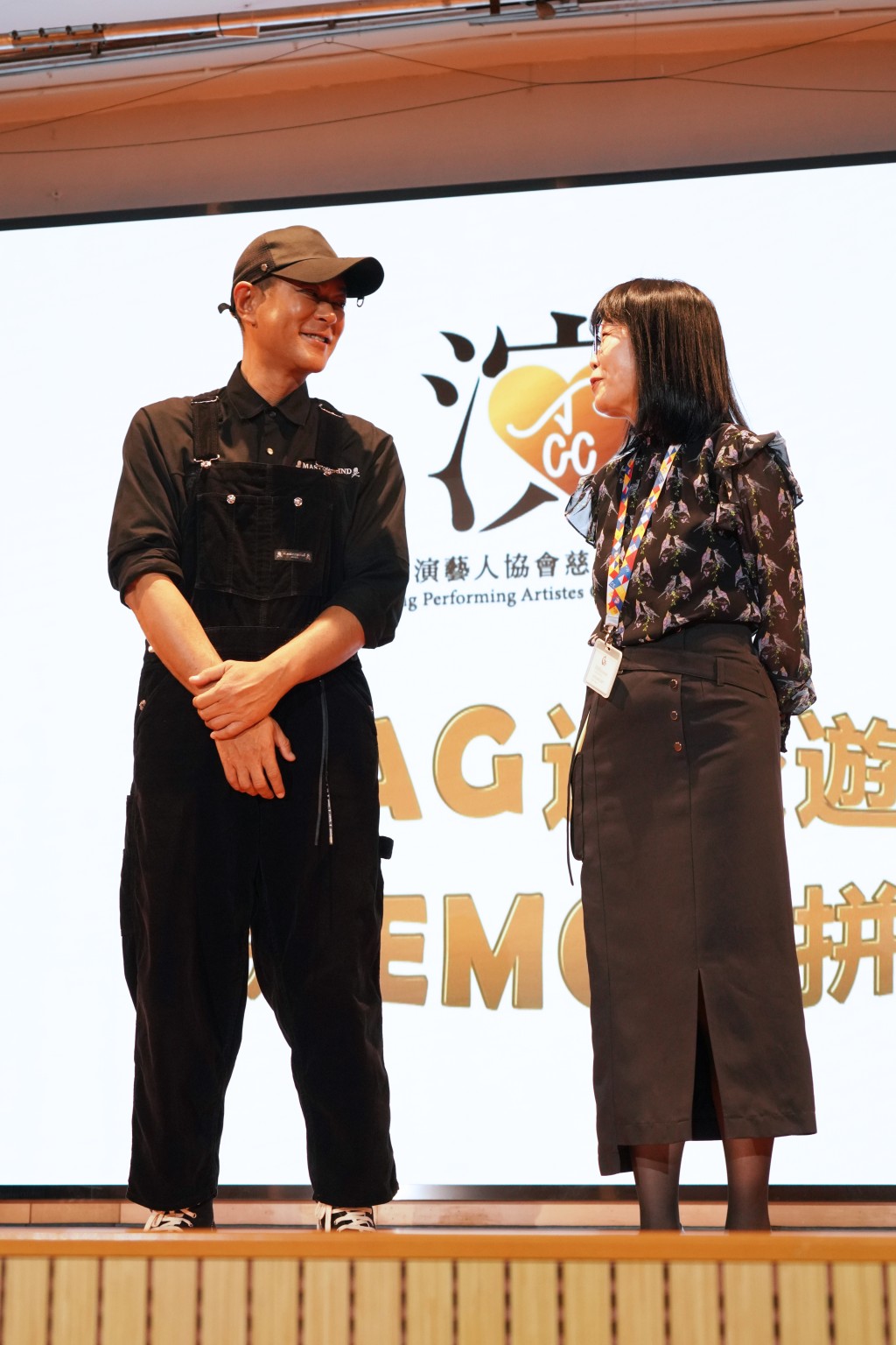 校友古天乐原来是现任校长何玉芬博士（右）的细两届师弟。（图片来源：资料图片）