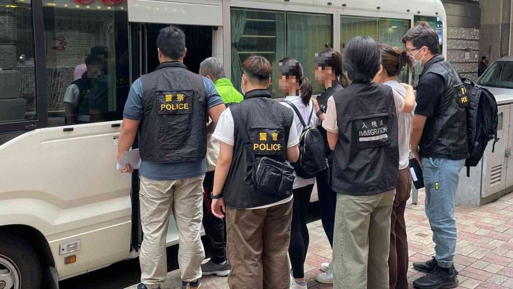 警方聯同入境署灣仔打擊黑工拘捕11人。警方圖片