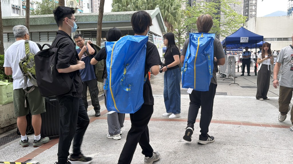 宏福苑居民繼續分批上樓執拾個人物品。梁國峰攝 宏福苑居民繼續分批上樓執拾個人物品。梁國峰攝
