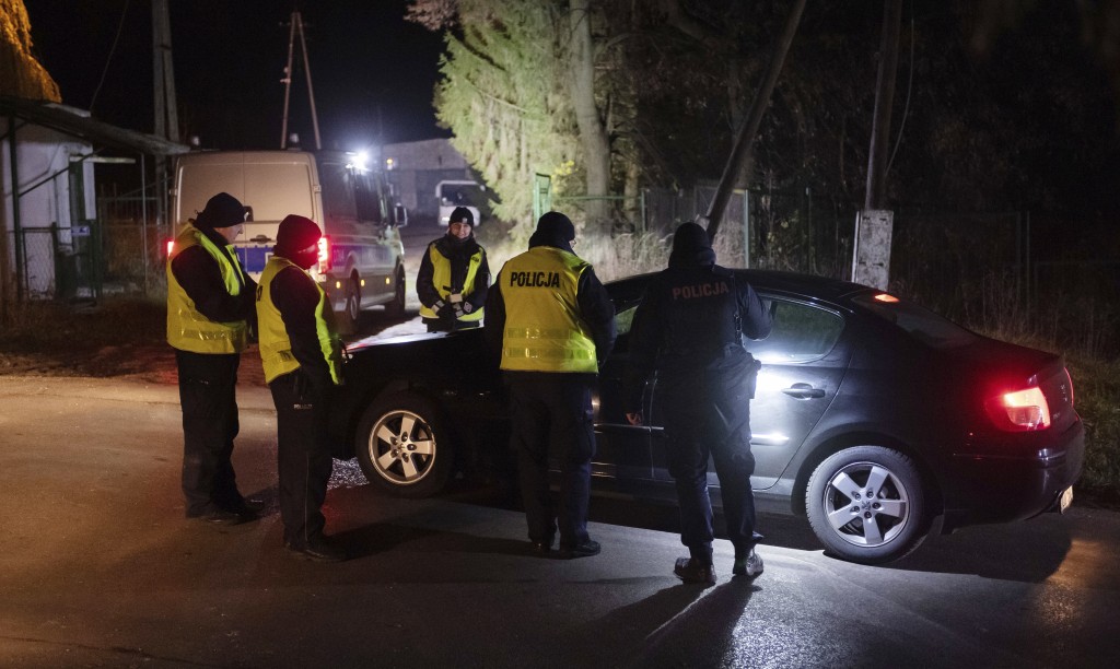 波蘭警方在爆炸後封閉附近道路並檢查汽車。AP圖片