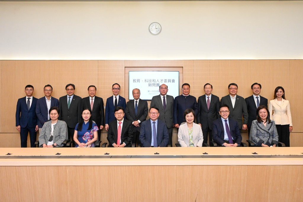 陳國基(前排中)主持教育、科技和人才委員會顧問團的首次交流會。政府新聞處