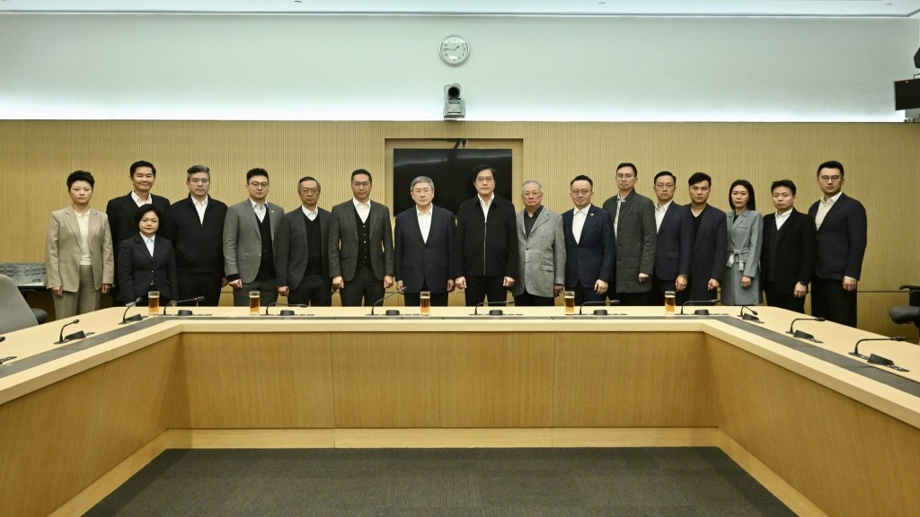 會議商討未來長遠安置、大廈業主立案法團管理、樓宇維修工程監督等問題。黃偉綸FB