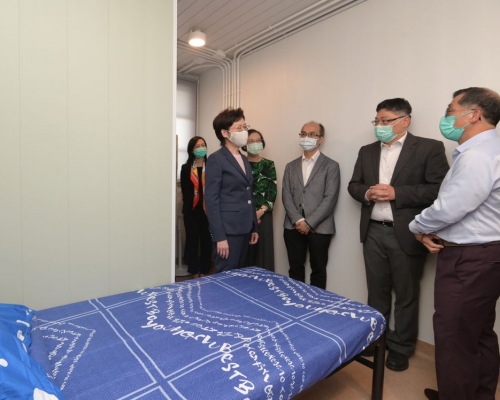 林鄭月娥參觀檢疫中心其中一個單位。政府新聞處圖片