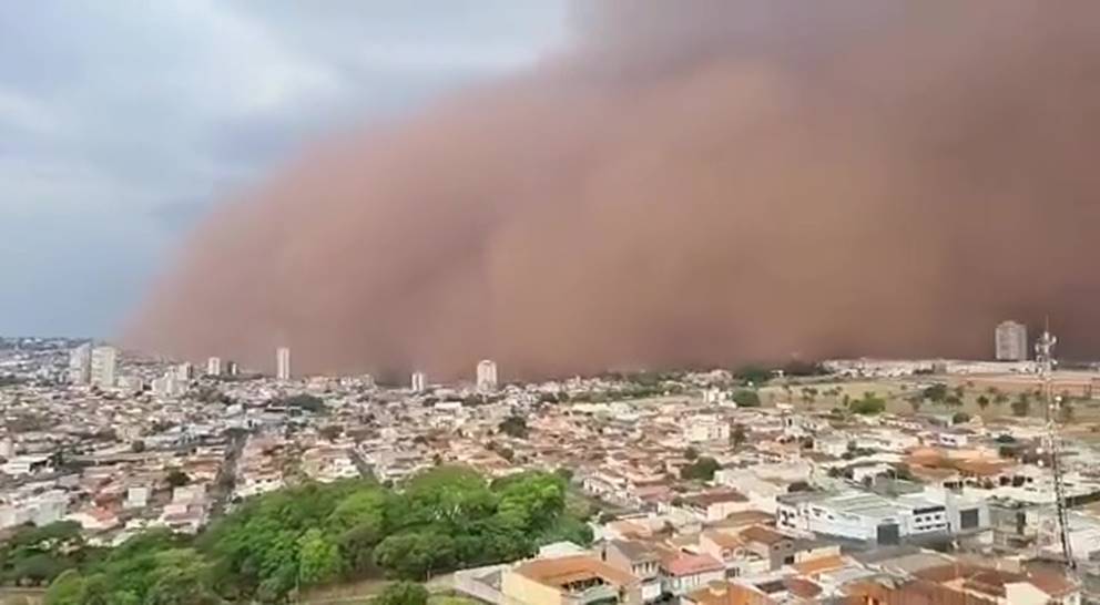 沙尘暴向城市迁移。互联网图片