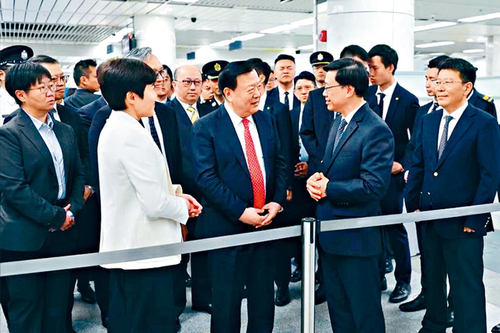 夏寶龍昨日在李家超及海關關長何珮珊等官員陪同下，實地考察深圳灣口岸。