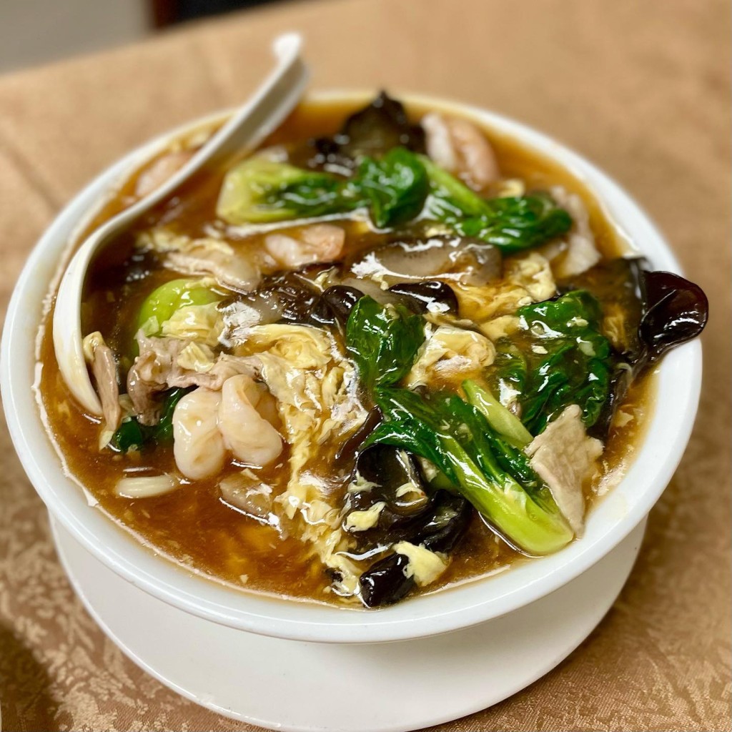 大鹵麵，可說是最能代表魯菜，泰豐廔的味道算是最正宗。