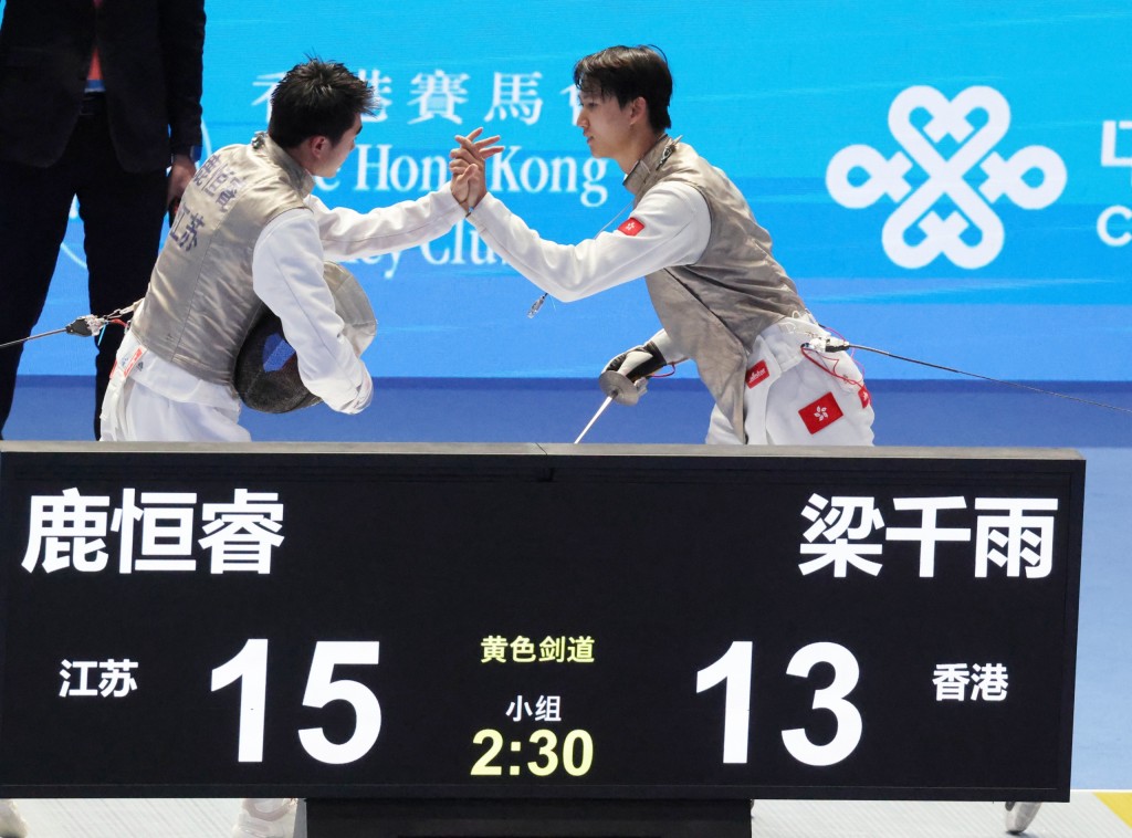 梁千雨(右)男子花剣32强下马。徐嘉华摄 梁千雨(右)男子花剣32强下马。徐嘉华摄