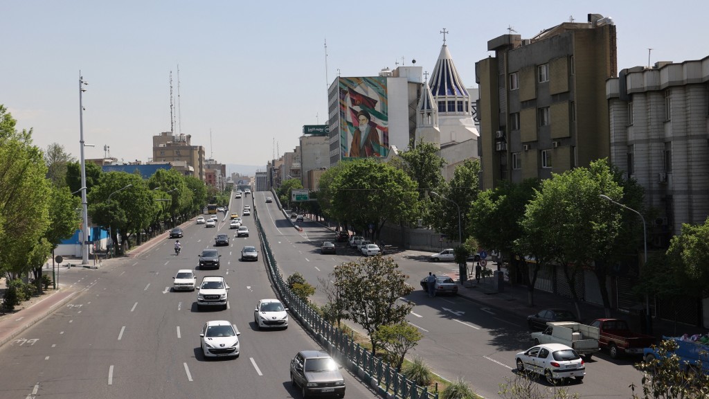 以伊局勢緊張，但周五德黑蘭市面平靜，車輛如常穿越街道。 路透社