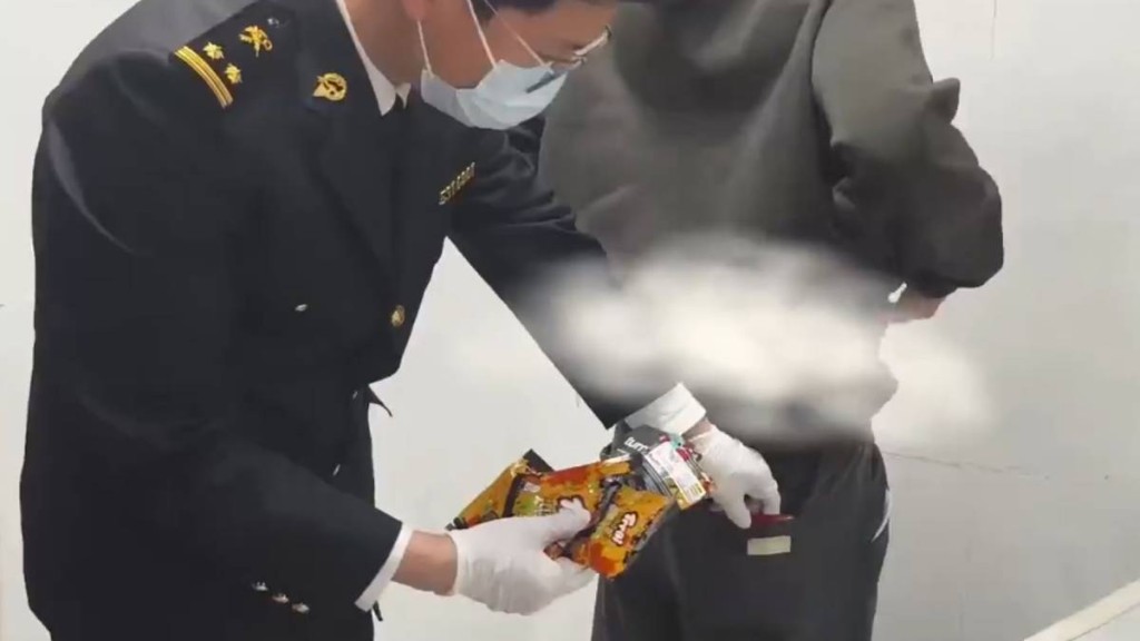 男子經羅湖口岸到大陸，被海關發現帶有大麻軟糖。海關發布