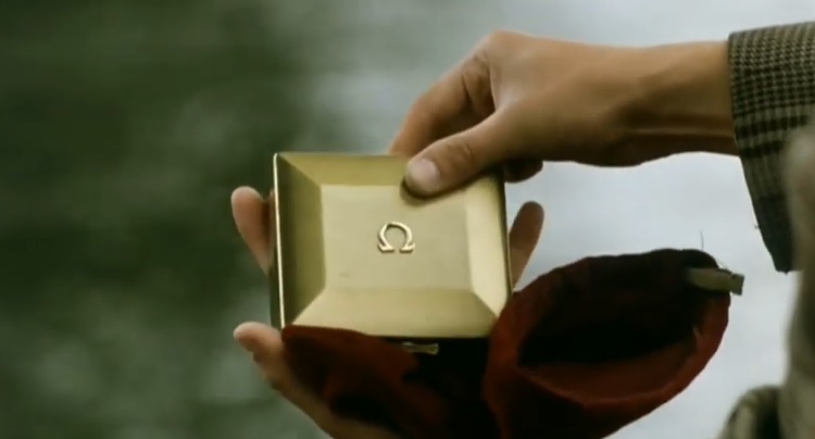 古董袋表用上一個刻有Omega（歐米茄）品牌標記的金色盒子盛載，縱使影片中未必看得清楚那Pocket Watch的表面設計，也推算是Omega出品。