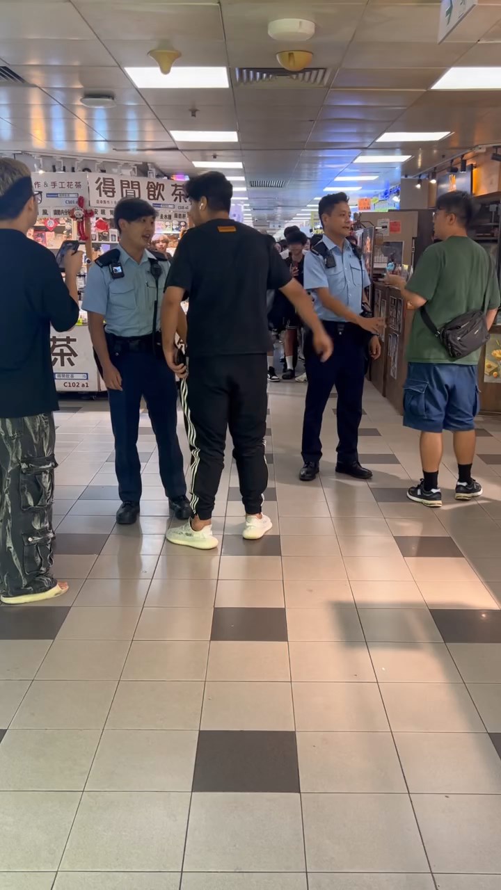 黑衣男情緒非常激動。網上片段截圖 黑衣男情緒非常激動。網上片段截圖