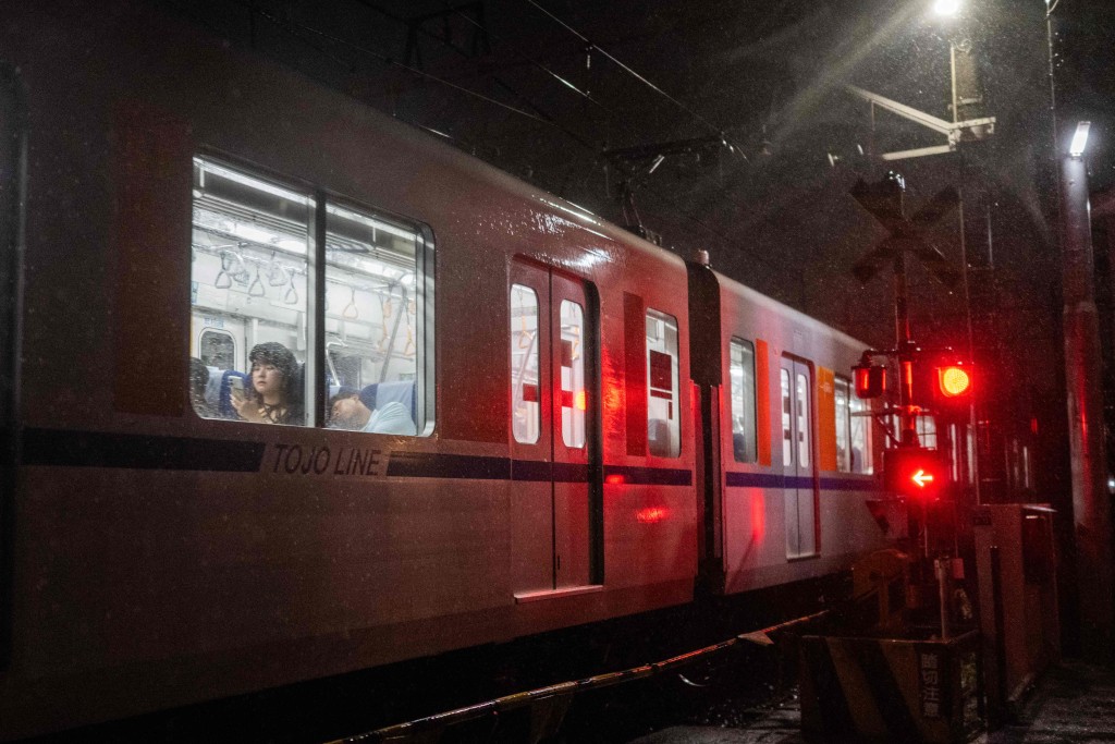 JR部分列車停駛。法新社 JR部分列車停駛。法新社