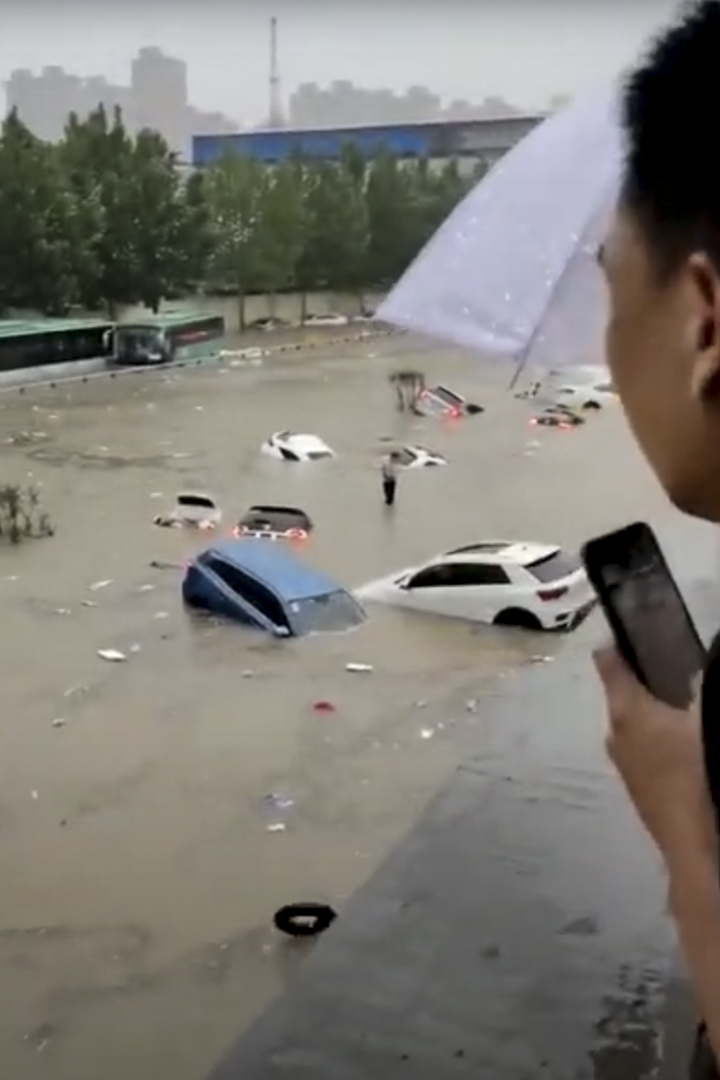 当年郑州、新乡等多地遭遇暴雨造成重大人员伤亡及经济损失。