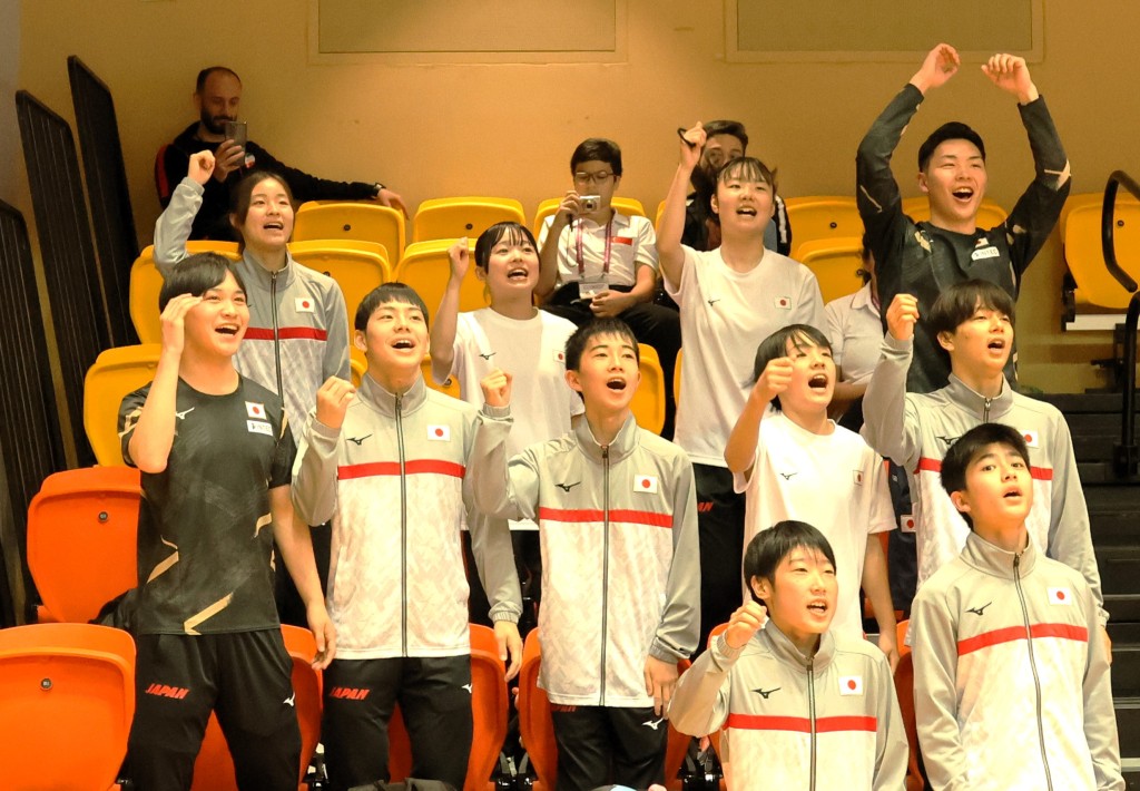 日本青少年選手唱歌起舞為師兄師姐打氣。 陸永鴻攝 
