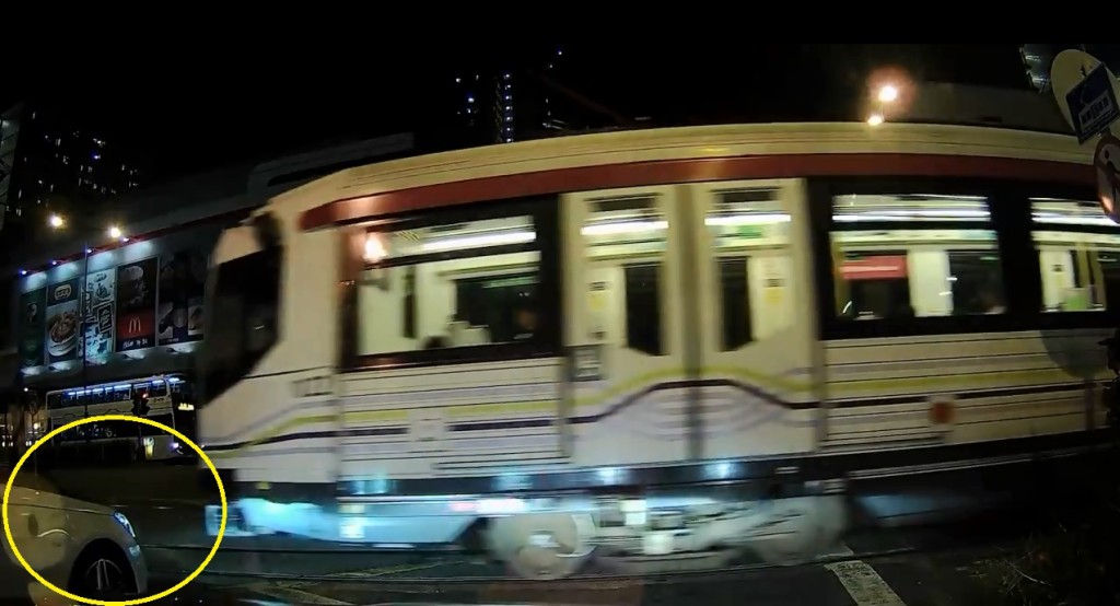 旁邊私家車見狀立即緊急煞車。fb小心駕駛圖片