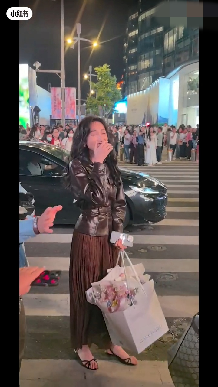 湯暢被單獨遺留在街頭,有些不知所措地掩嘴甜笑。 湯暢被單獨遺留在街頭,有些不知所措地掩嘴甜笑。