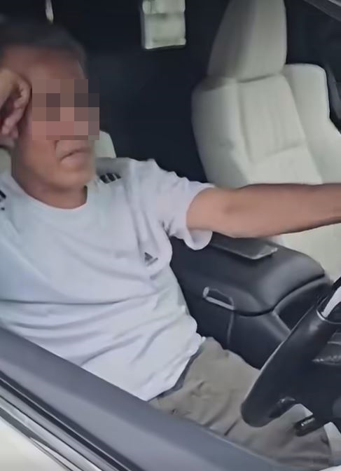 七人車司機不肯入錶，一直坐在車上。fb「HongKong CarCam」影片截圖