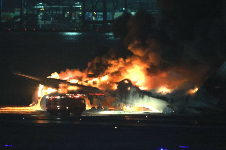 東京羽田機場日航客機起火，火勢猛烈。