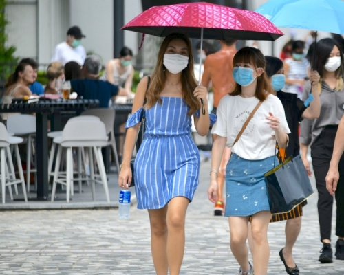 天文台預料本港地區今日大致多雲,間中有驟雨及狂風雷暴。