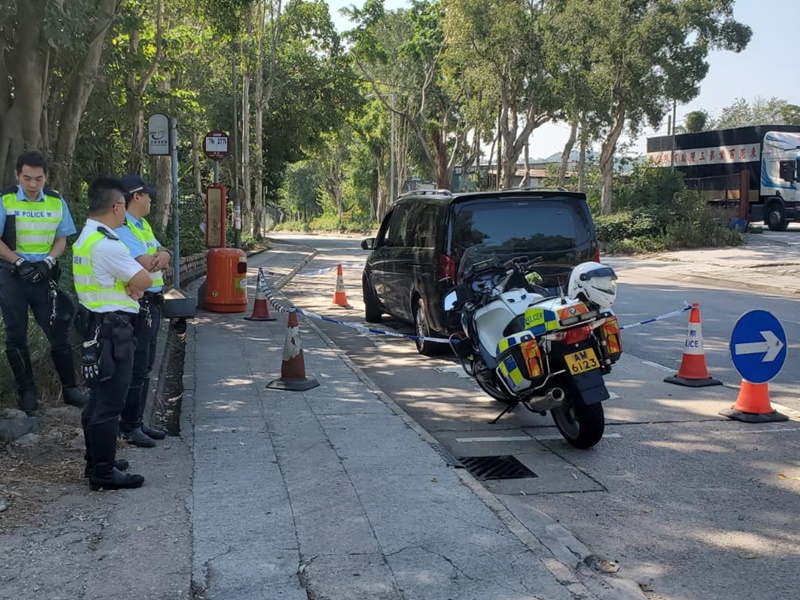 警方截查一輛客貨車。