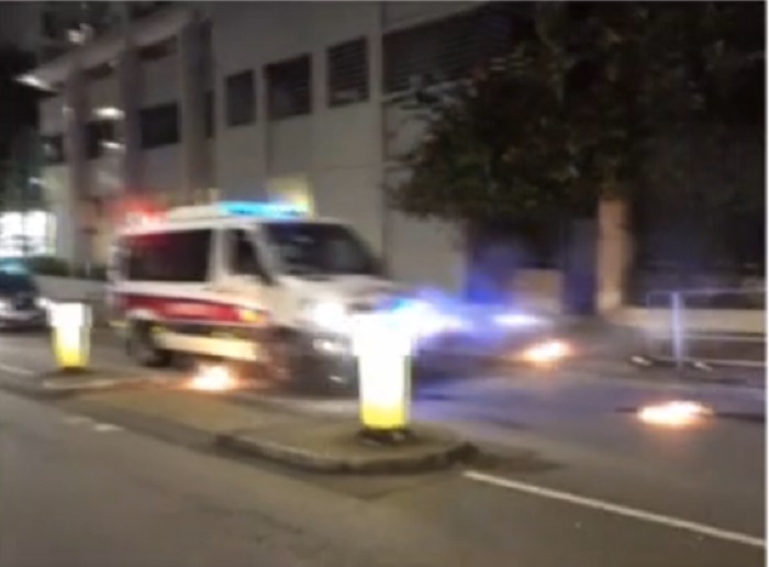 示威者向警車連環投擲汽油彈。有線截圖