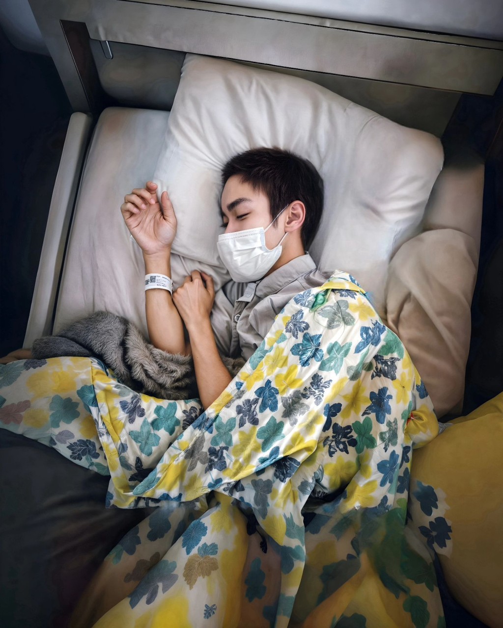 原来当时文颂男已很不舒服，他翌日贴出他躺卧在病床的照片，并发长文解释入院原因。