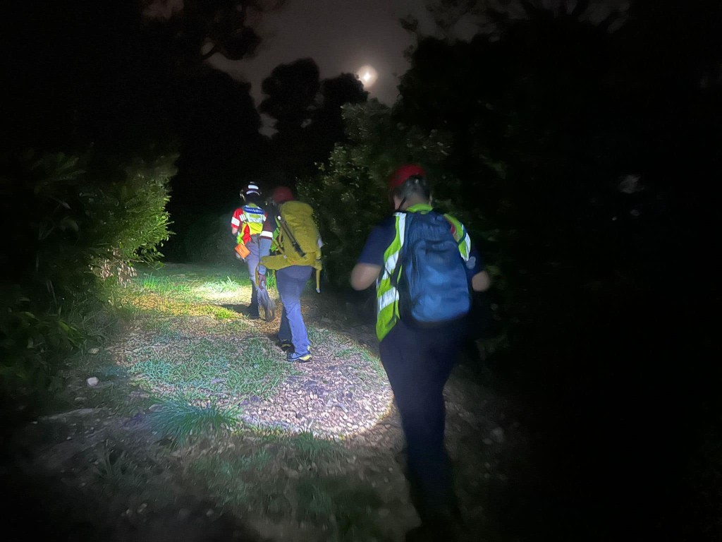 香港守望者服务团今日凌晨登山通宵搜索。香港守望者服务团fb图片