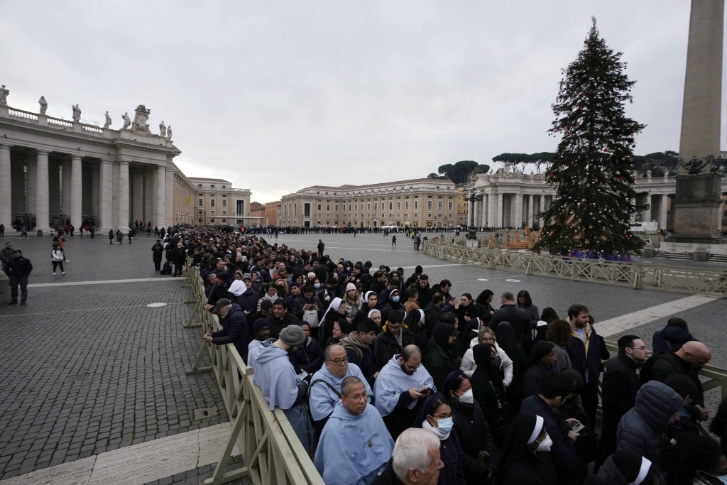 人们排队等候进入梵蒂冈的圣伯多禄大教堂。AP