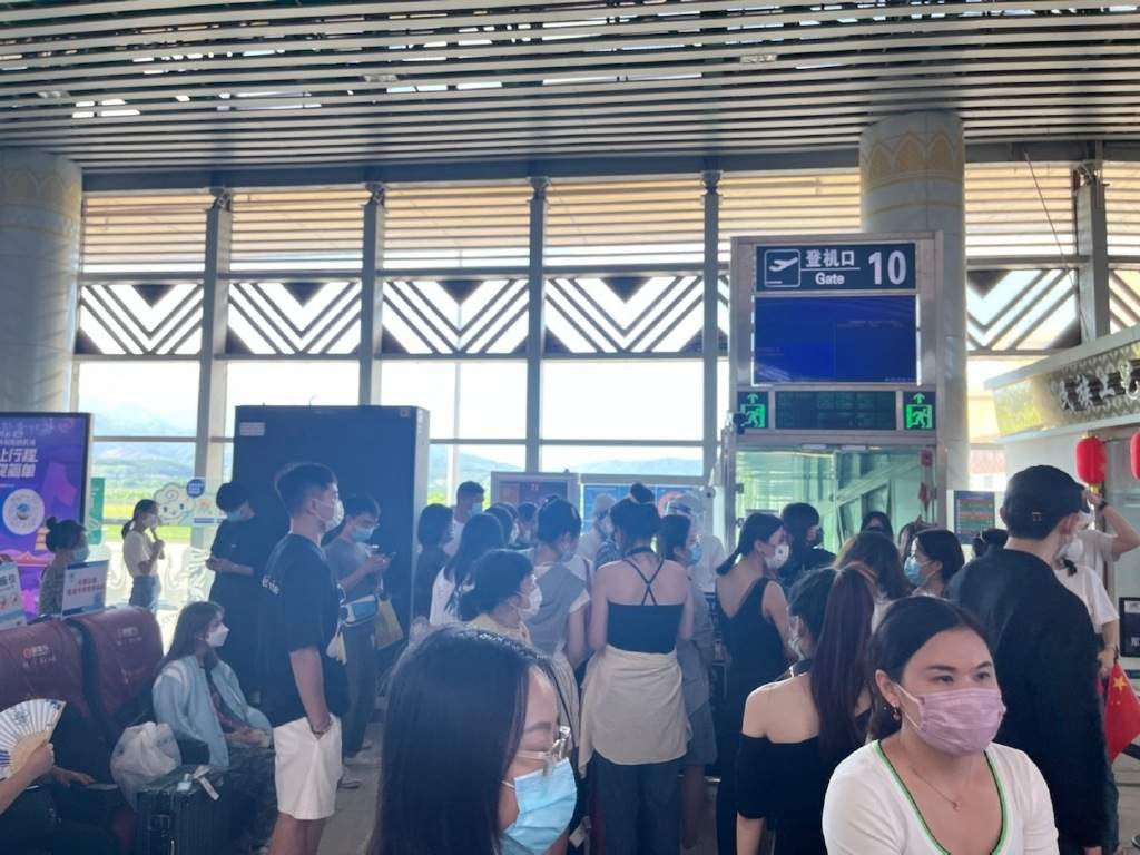 網傳滯留機場的遊客，對著剛剛飛來西雙版納的航班上的遊客大喊「不要進來」。