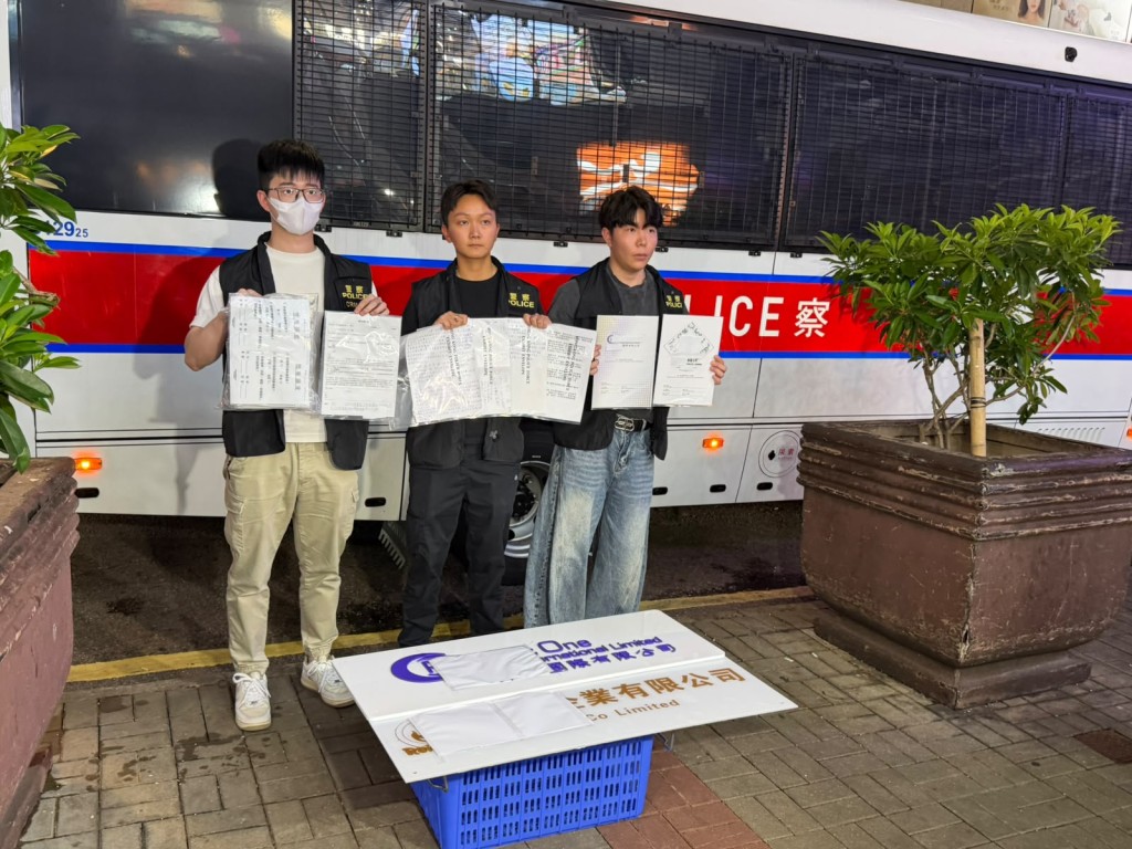 警方檢獲大量貴金屬客戶投資同意書,收取款項的單據、記錄超過1000個電話號碼以作推銷的電話紙、不同款式用作詐騙市民的「劇本」。 警方檢獲大量貴金屬客戶投資同意書,收取款項的單據、記錄超過1000個電話號碼以作推銷的電話紙、不同款式用作詐騙市民的「劇本」。
