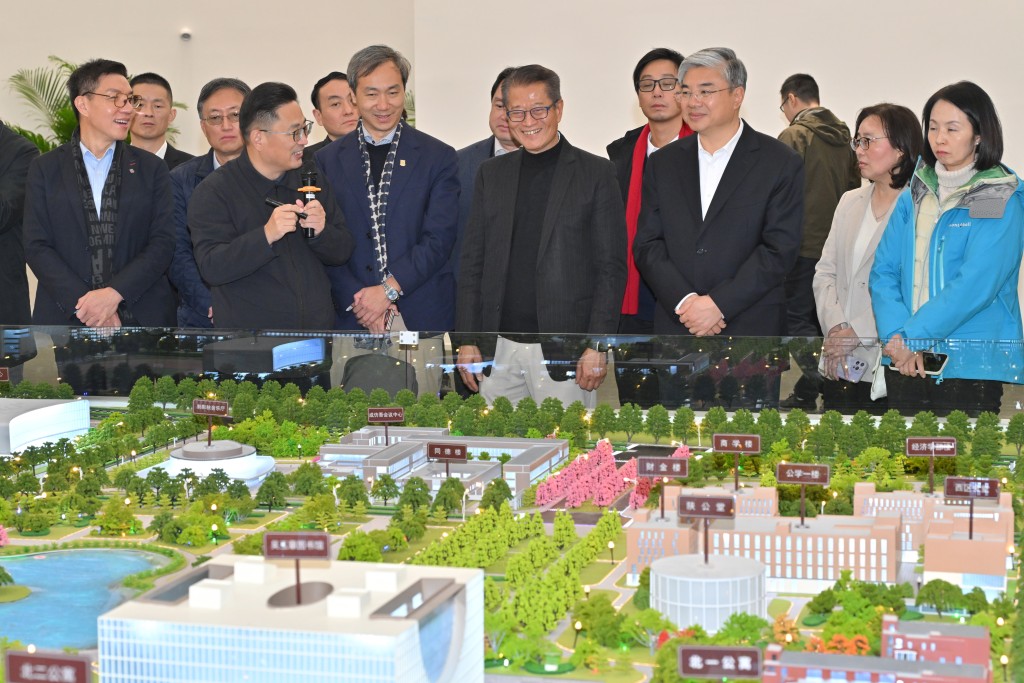 陳茂波(前排右四)和代表團成員到訪中國人民大學通州校區,聽取有關校區發展的介紹。 陳茂波(前排右四)和代表團成員到訪中國人民大學通州校區,聽取有關校區發展的介紹。