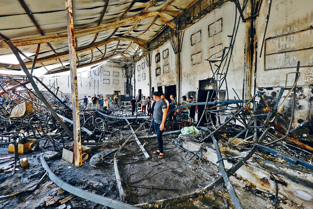 伊拉克尼尼微省婚礼礼堂周二晚遭大火焚毁，救援人员翌日在场善后。