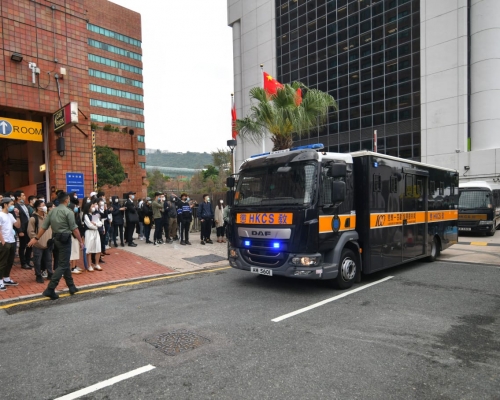 囚車離開法院。