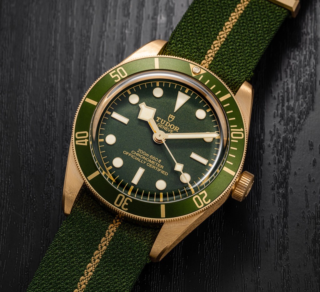 Black Bay Fifty-Eight 18K Gold因採用常見於青銅潛水表的黃綠配色，令人以為Black Bay Fifty-Eight又是枚青銅表，但看真點及拿上手後便發現這枚頗有分量的潛水表，正如其名是貨真價實的18K黃金製，也是Tudor少有選用黃金表殼的款式，證明品牌就是要擺脫過去予人廉價的印象，就算出黃金表也一樣吸引。表殼：39mm黃金機芯：MT5400自動售價：$126,100