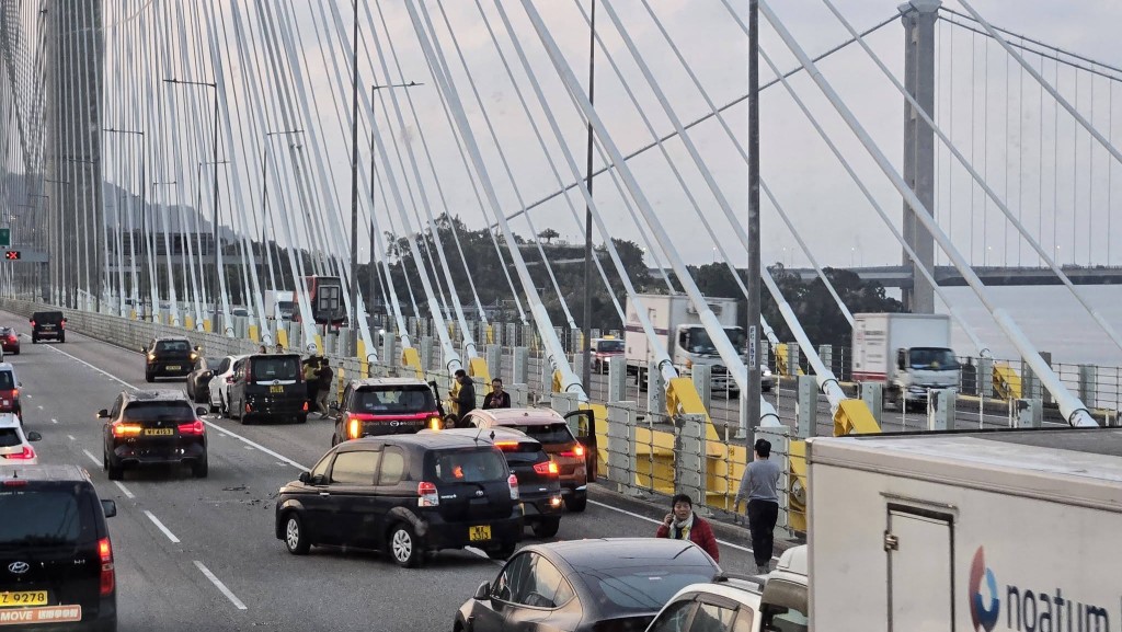 汀九橋發生多宗車禍，涉及9部車輛。fb車cam L（香港群組）