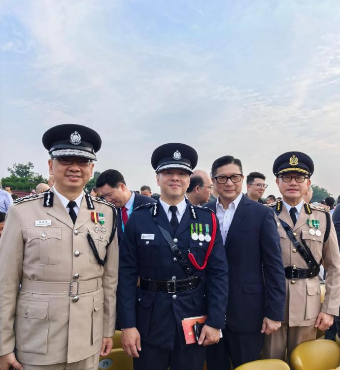 (左一)郭俊峯表示,作為中華民族的一員,為祖國在經濟建設與社會發展取得舉世矚目的成就感到無比自豪。入境處IG圖片 (左一)郭俊峯表示,作為中華民族的一員,為祖國在經濟建設與社會發展取得舉世矚目的成就感到無比自豪。入境處IG圖片