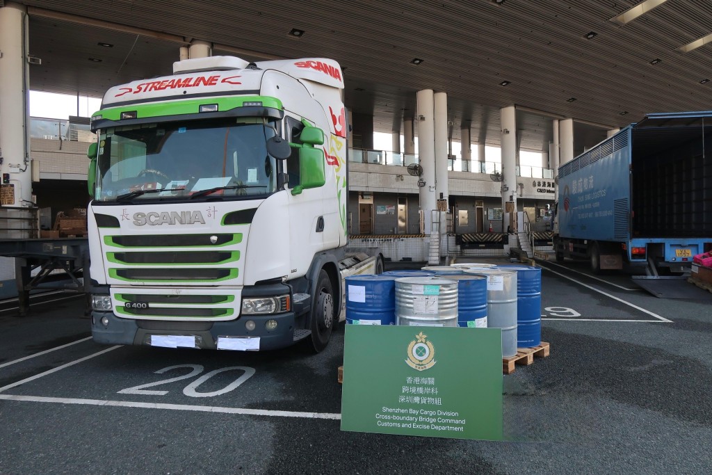 檢獲的懷疑非法電油和貨車拖頭。政府新聞處圖片