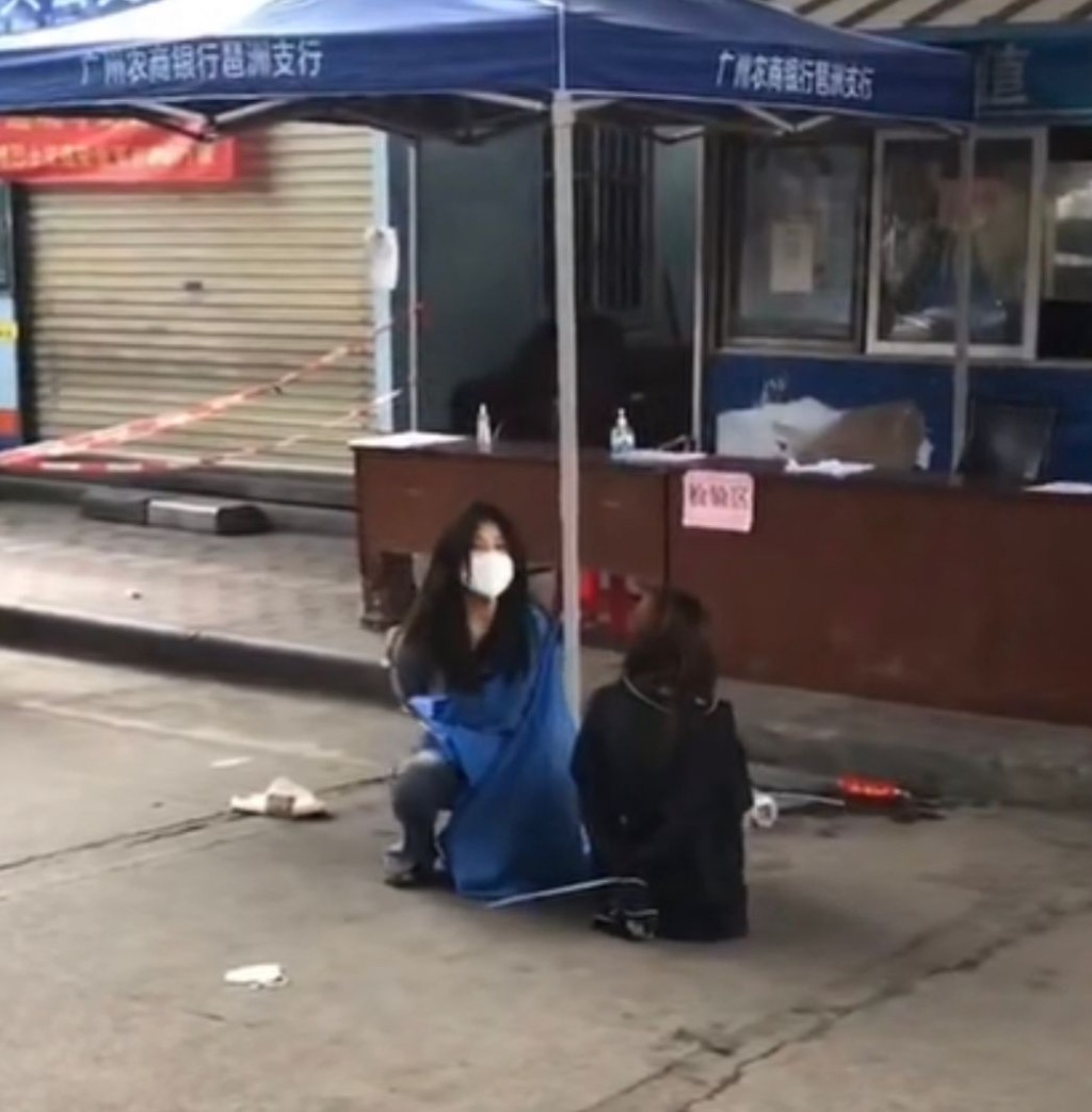 广州2烈女与防疫人员起冲突，双手被反绑跪地。
