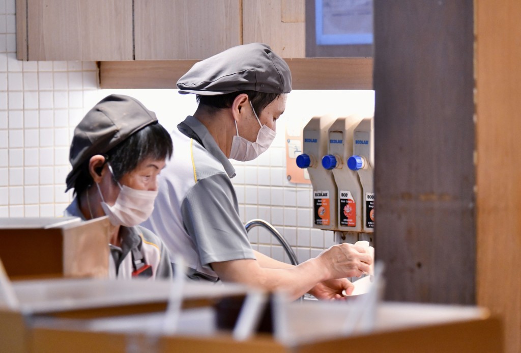 勞工處補充勞工計劃自2023年開始，本港失業率持續上升，而餐飲業更升至6.4%。