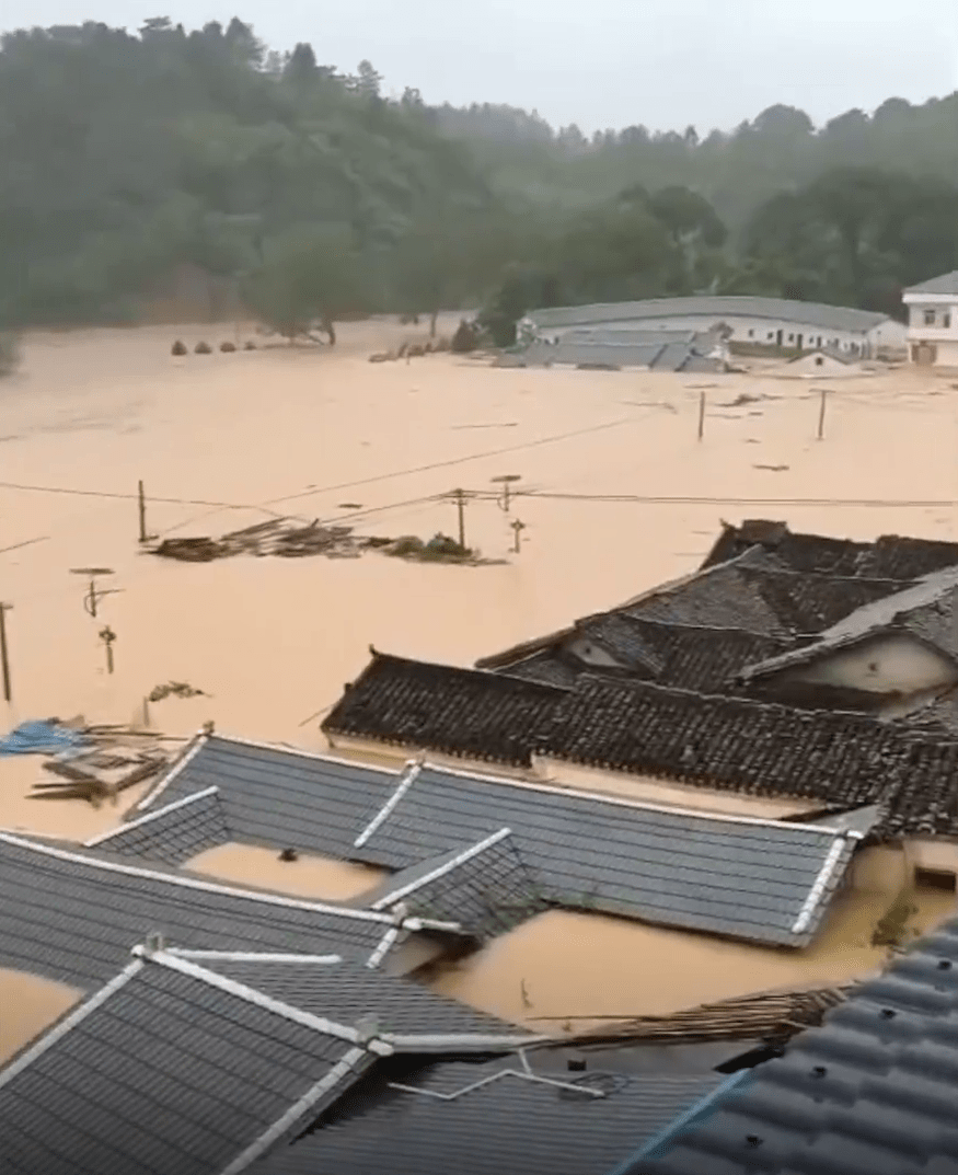 广东梅州洪灾严重，有屋被几近淹没顶。