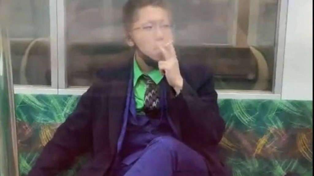 服部恭太當日犯案後在車廂內吸煙。