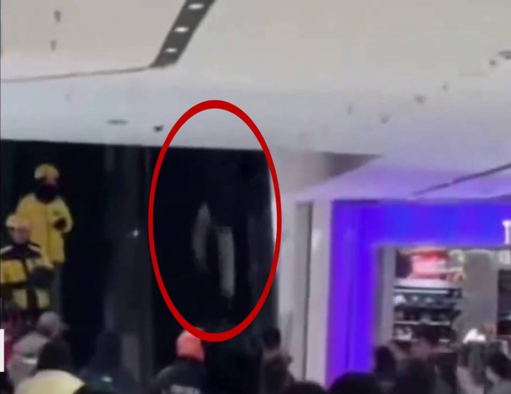 網片顯示有人飛奔上扶手電楊,後方有人緊追。 網片顯示有人飛奔上扶手電楊,後方有人緊追。