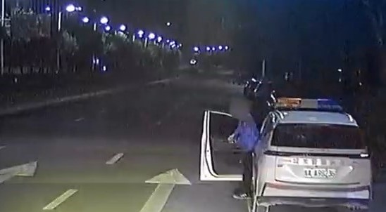 行車記錄儀拍下涉事城管利用個人微信收取「罰金」的情況。《新京報》