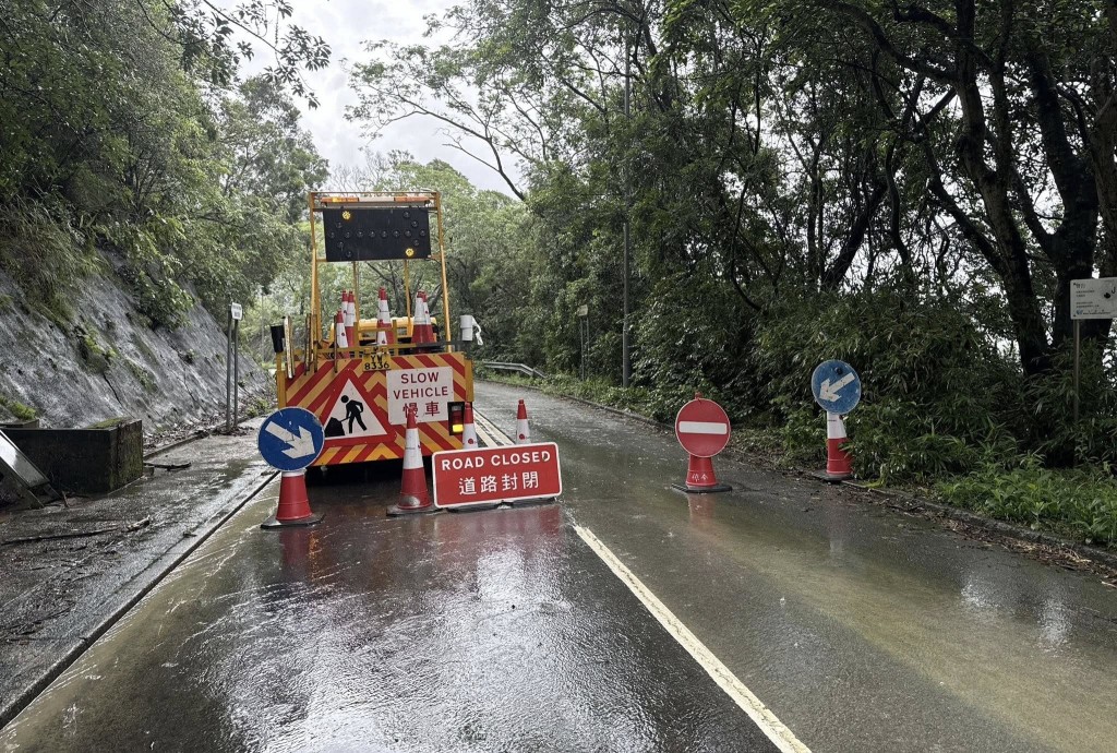 大埔新娘潭燒烤場以南一段新娘潭路因山泥傾瀉需全線封閉。路政署fb 大埔新娘潭燒烤場以南一段新娘潭路因山泥傾瀉需全線封閉。路政署fb