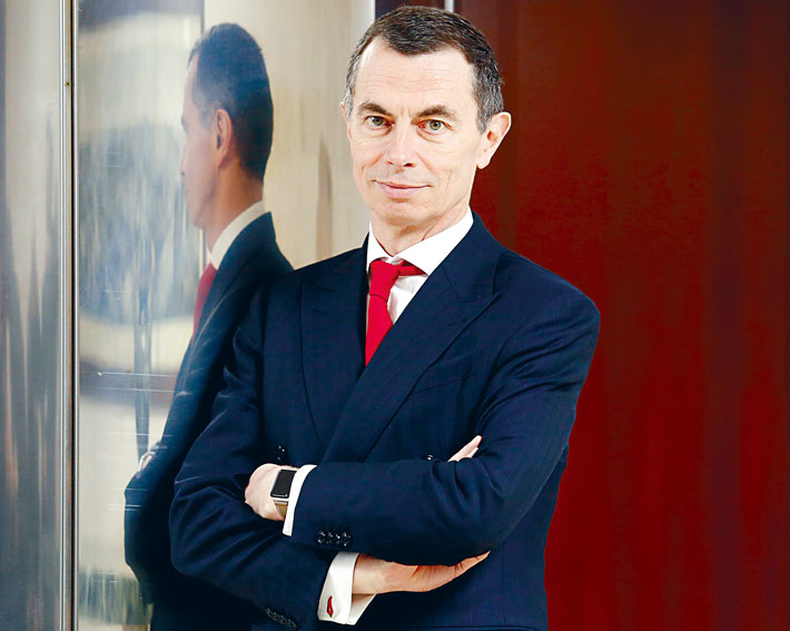 ■最新傳出意大利裕信銀行（UniCredit）行政總裁米斯捷（Jean-Pierre Mustier）為外聘大熱人選之一。