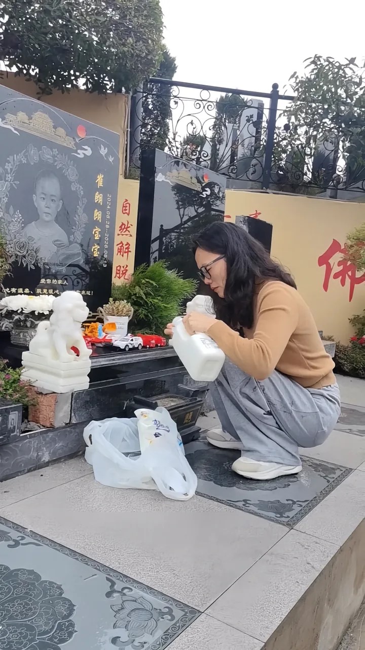 劉女士強調要追究丈夫對兒子朗朗疏忽照顧的刑事責任。