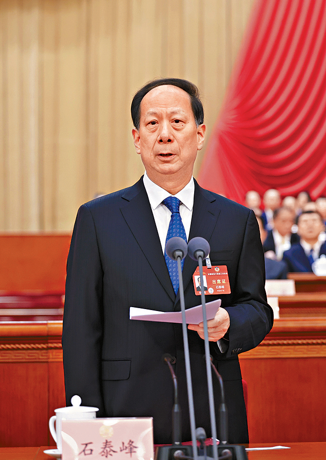 學者出身的石泰峰身兼中央政治局委員、中央書記處書記、全國政協黨組副書記兼第一副主席,以及中央統戰部部長。