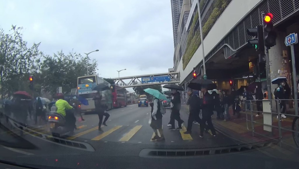 電單車險撞過路人群。fb車cam L（香港群組）影片截圖