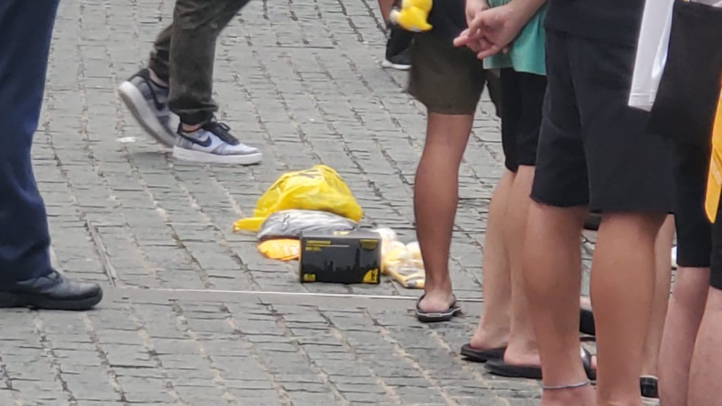 被截查的年輕人袋中，有多個黃色口罩及黃色膠袋。